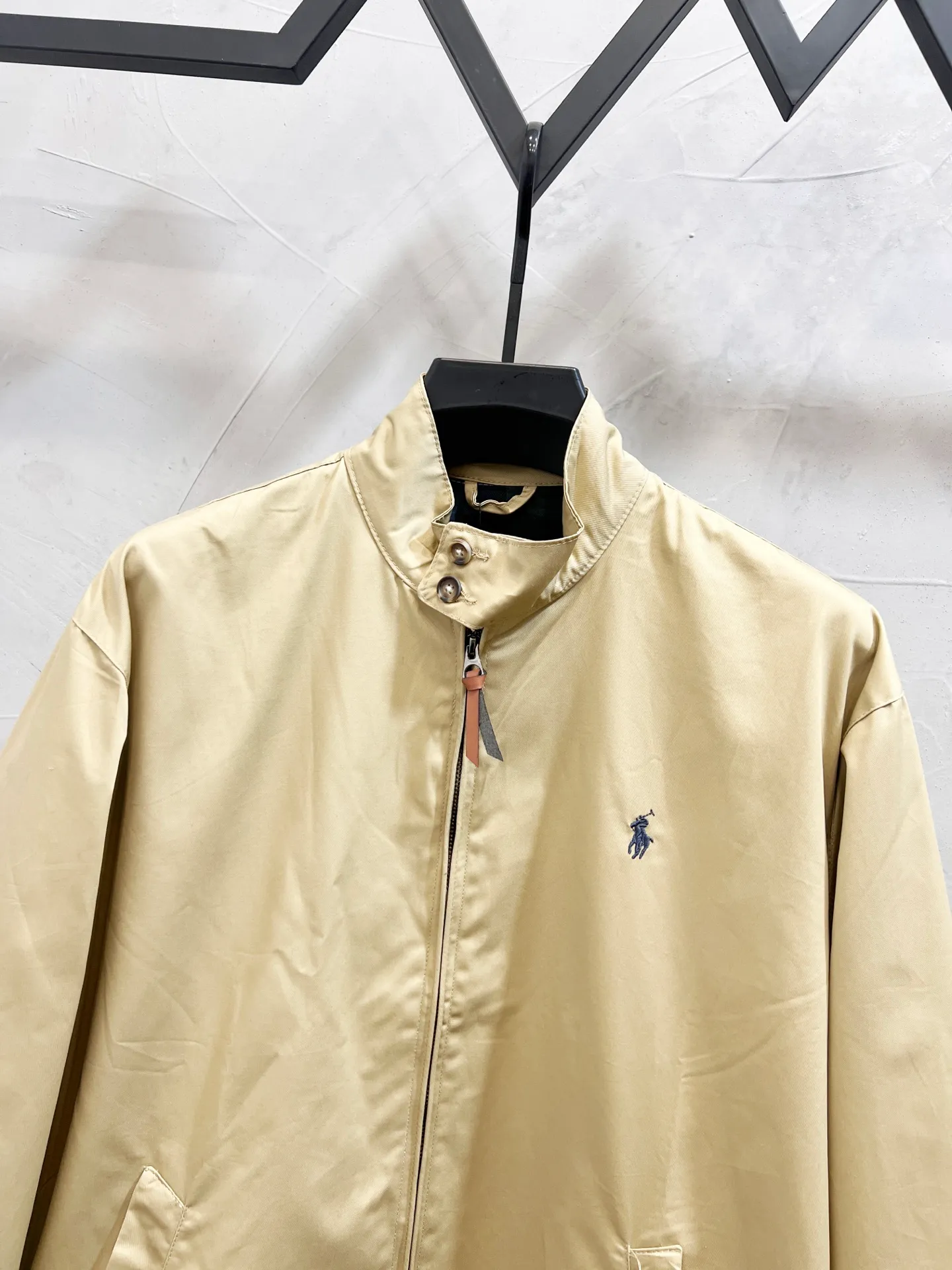 P270 model number: YC22 -Ralph Lauren/Ralph Lauren classic men's and women's old cadre zipper stand collar jacket - the same style as Yi Mengling. Recommended by many fashion bloggers, the Harrington jacket's lapel zipper windproof design perfectly blends casual style with street trend elements, making it very suitable for neutral wear. The fabric texture of the jacket is excellent and comfortable to wear. It is a very versatile and trendy jacket. Original development, 100% pure cotton fabric, exquisite embroidery, evergreen style for all seasons, feel free to buy it, retro will never go out of style!  Color: Khaki Size: M-XL
